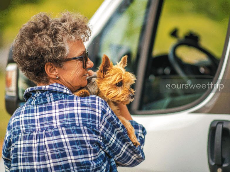 "O que tá acontecendo, mamãezinha?", mulher prepara cachorro para viajar